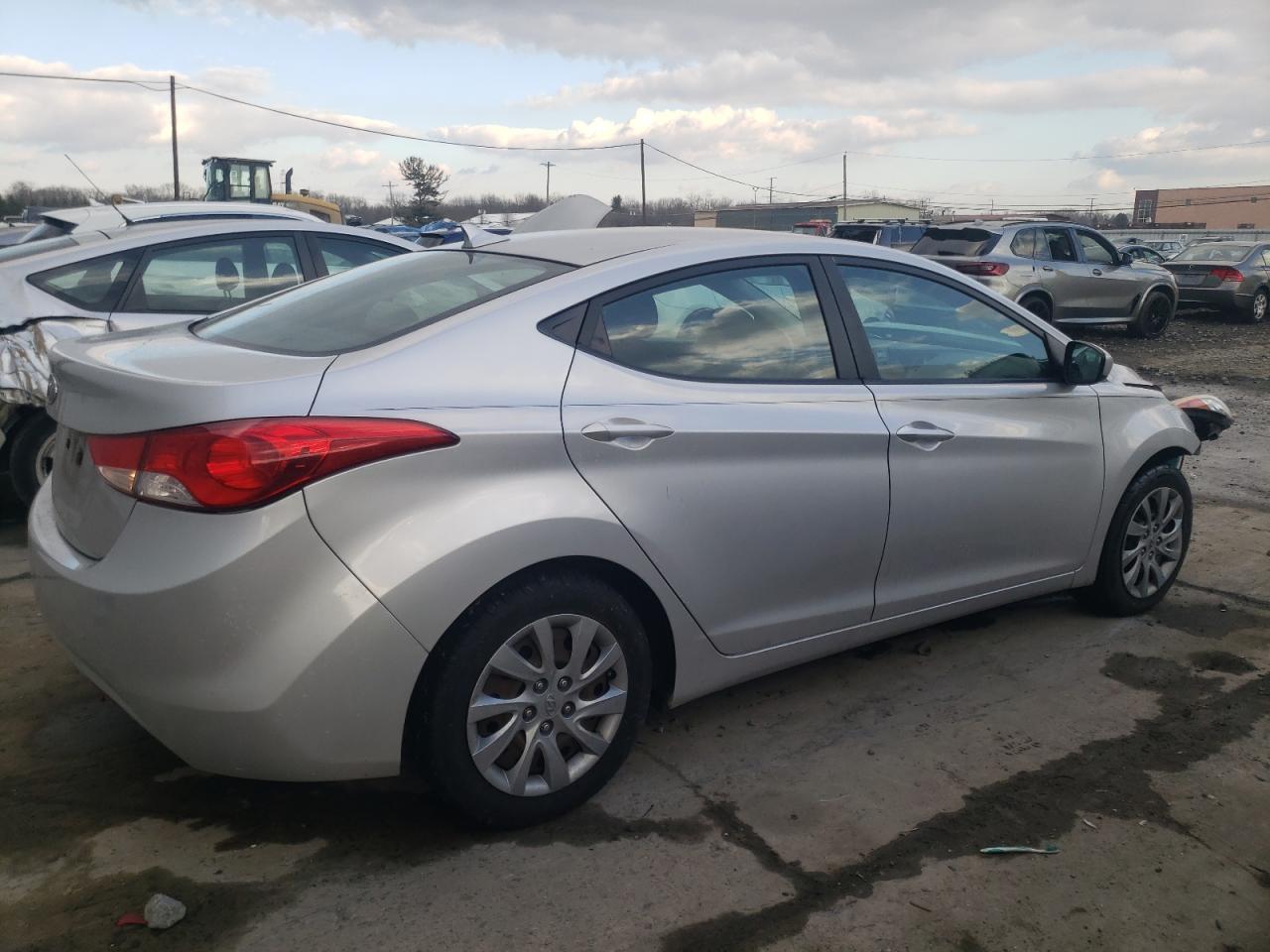 2012 Hyundai Elantra - Image 3