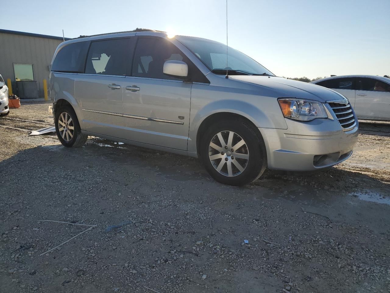 2009 Chrysler Town & Country - Image 4