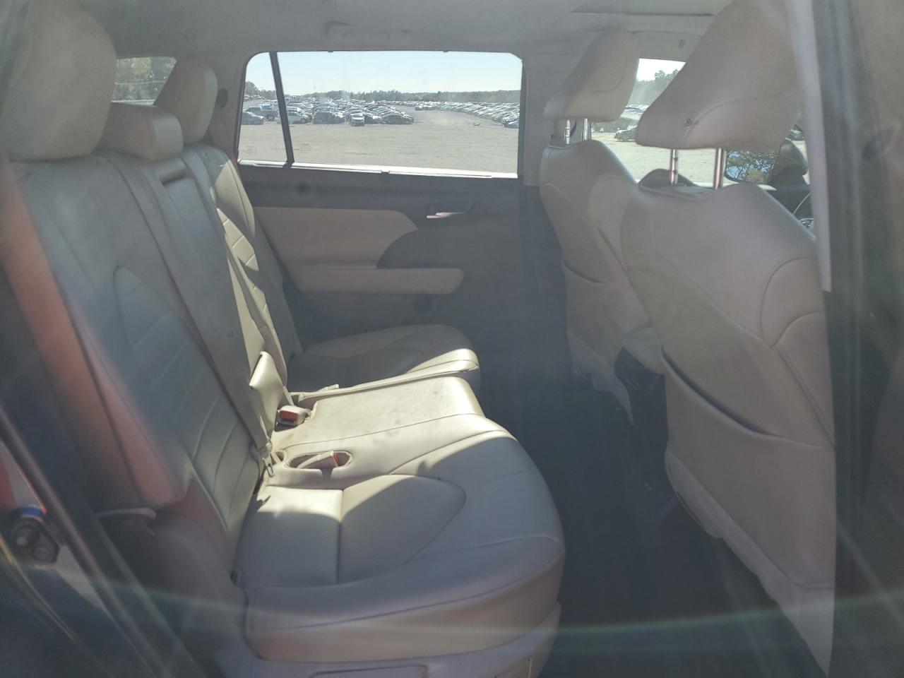 2020 Toyota Highlander - Image 11