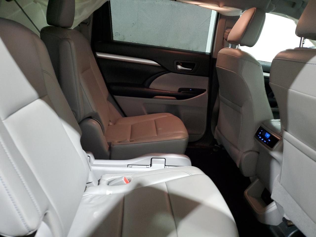 2018 Toyota Highlander - Image 12