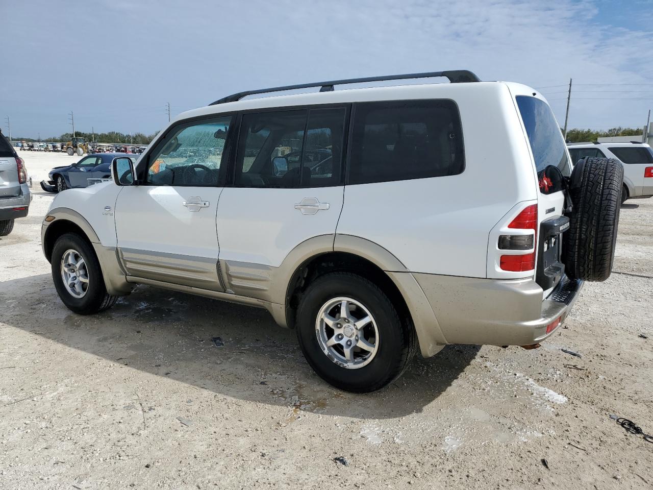 2002 Mitsubishi Montero - Image 2
