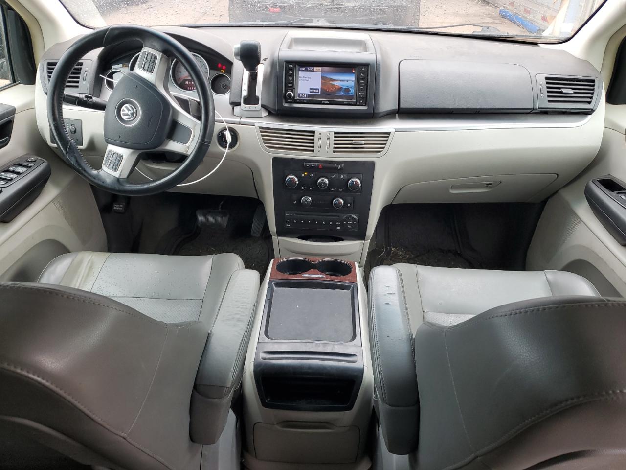 2013 Volkswagen Routan - Image 8