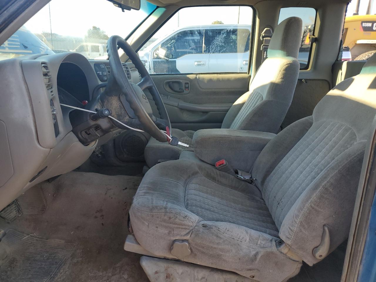 2000 Chevrolet S-10 Pickup - Image 7