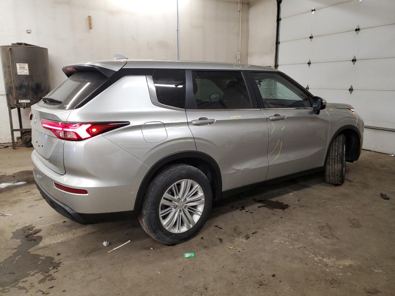 2024 Mitsubishi Outlander - Image 3