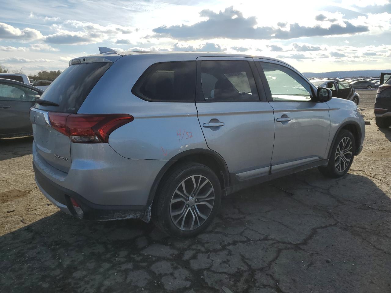 2017 Mitsubishi Outlander - Image 3