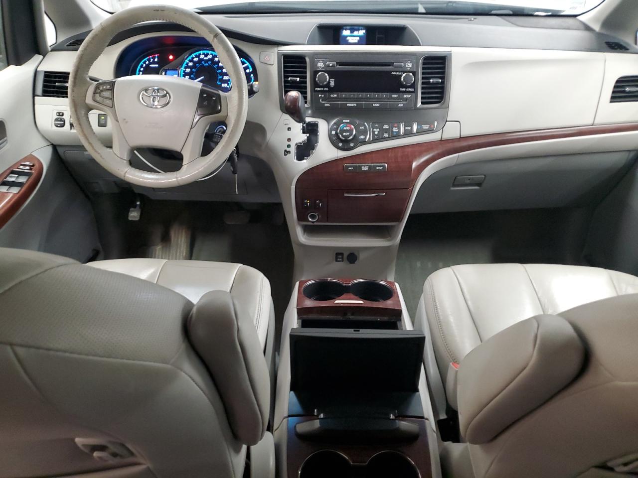 2014 Toyota Sienna - Image 8