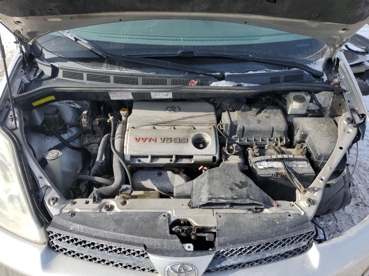 2004 Toyota Sienna - Image 13