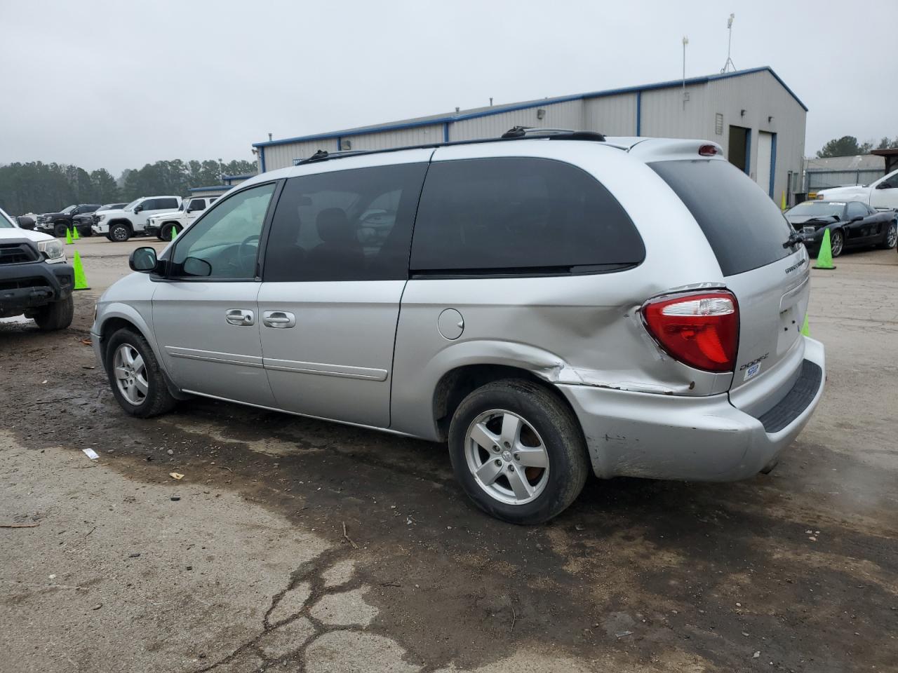 2005 Dodge Caravan - Image 2
