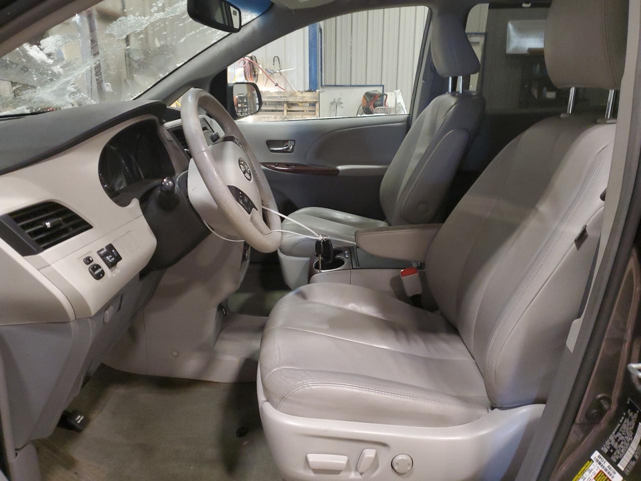 2013 Toyota Sienna - Image 7