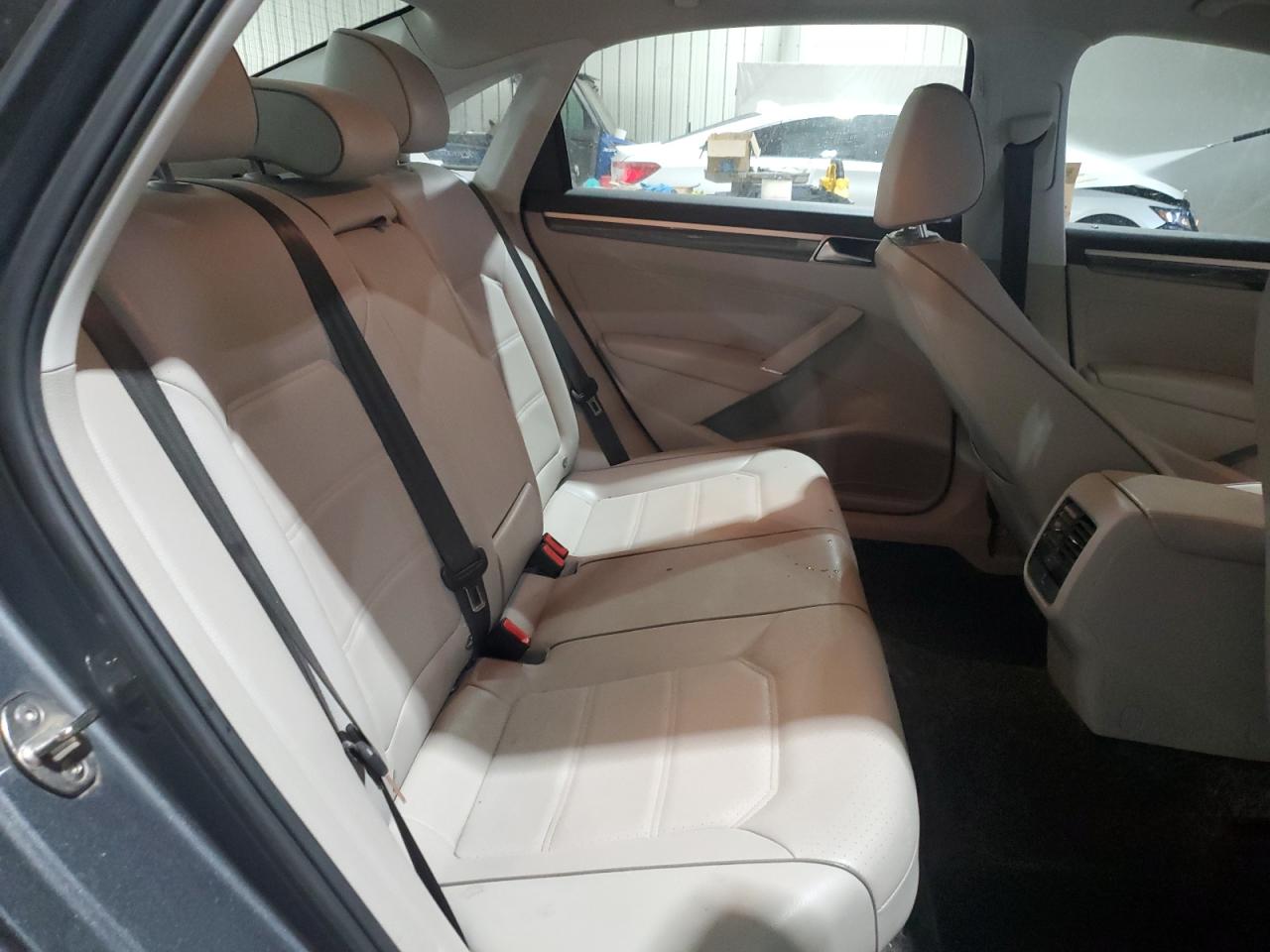 2018 Volkswagen Passat - Image 10