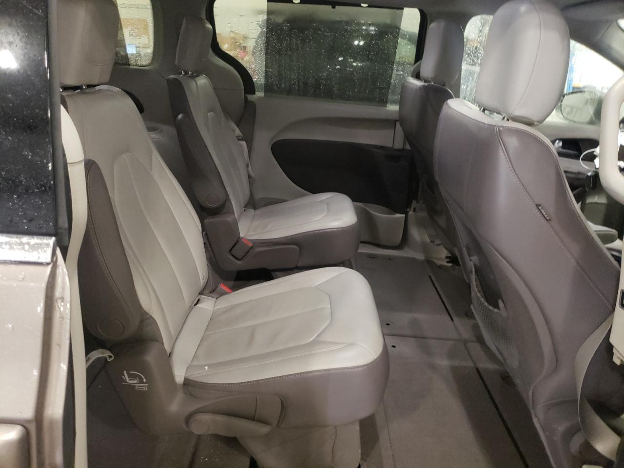 2017 Chrysler Pacifica - Image 11