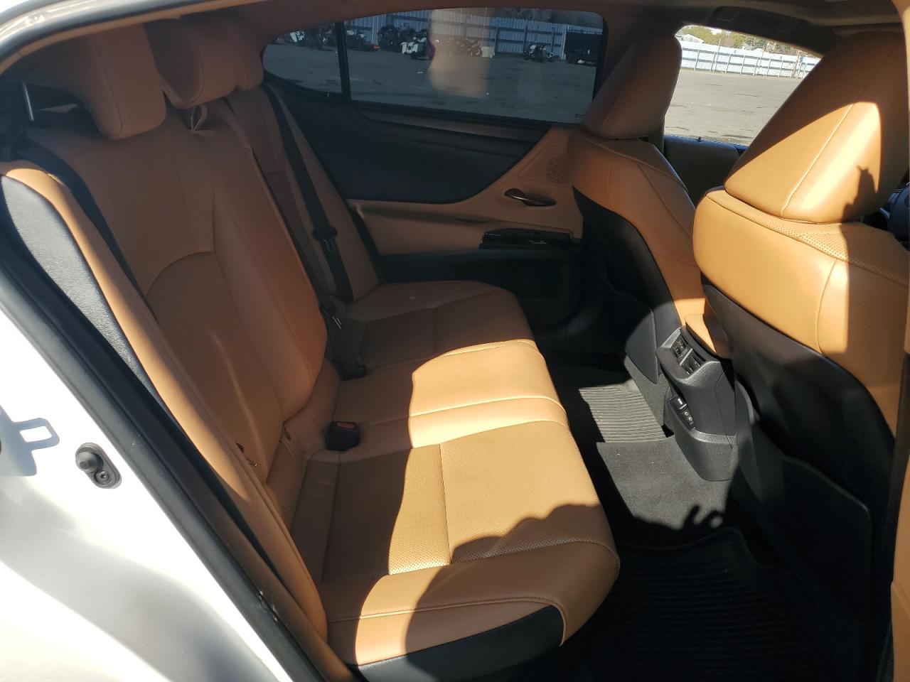 2022 Lexus ES - Image 10
