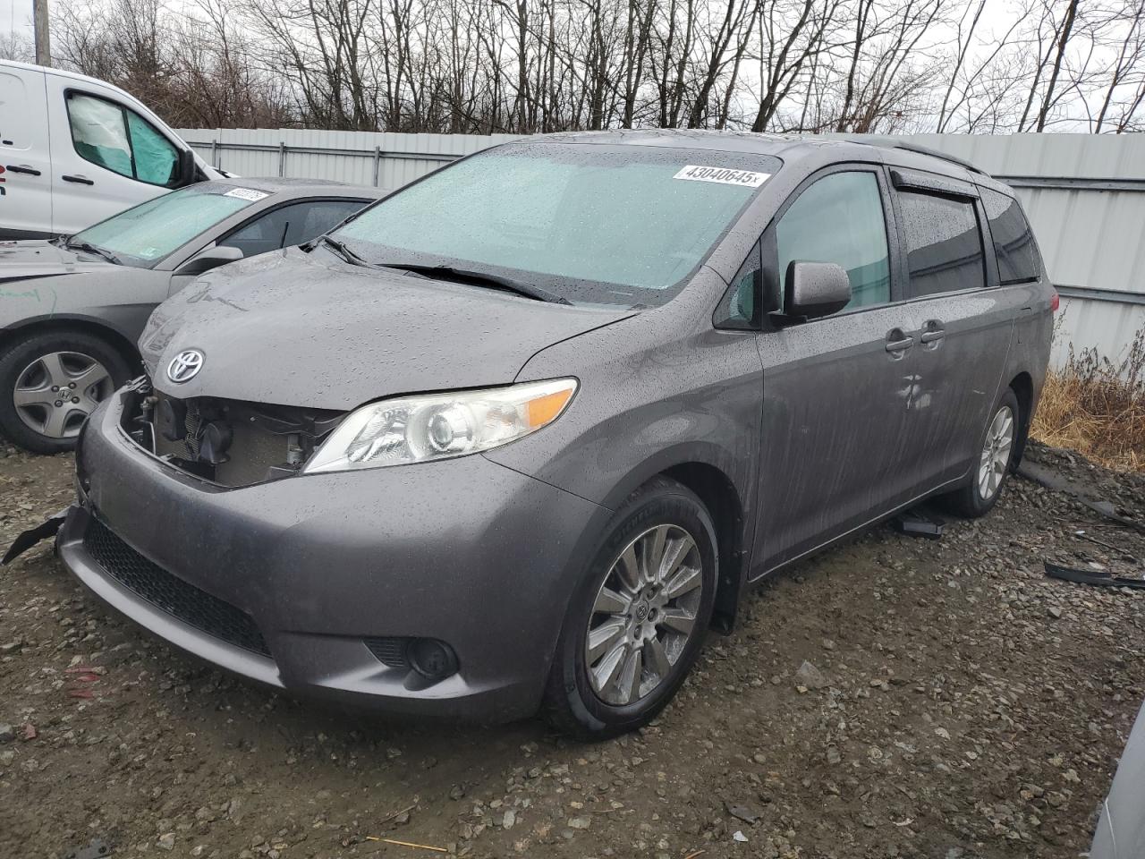 2013 Toyota Sienna - Image 1