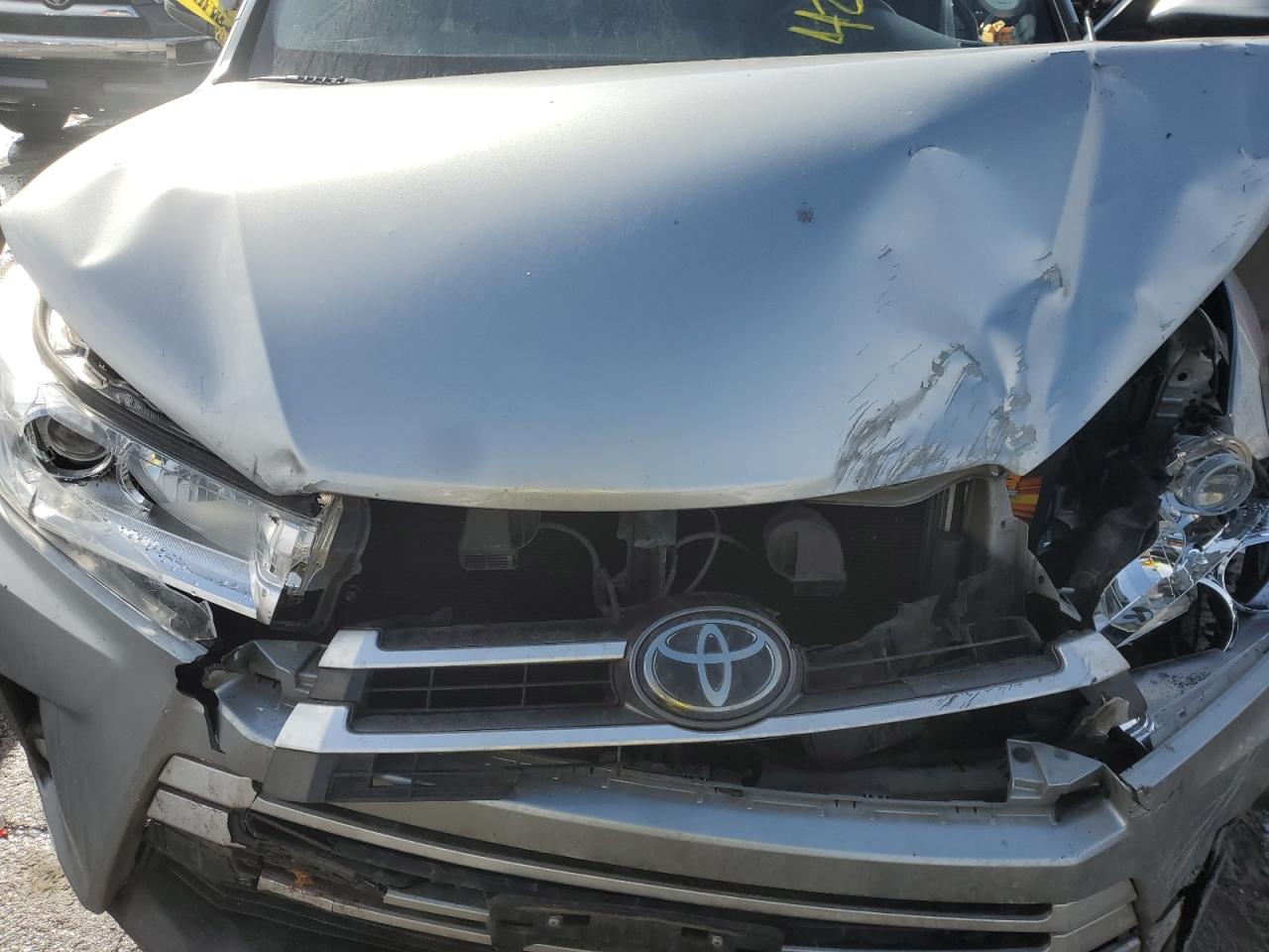 2017 Toyota Highlander - Image 13