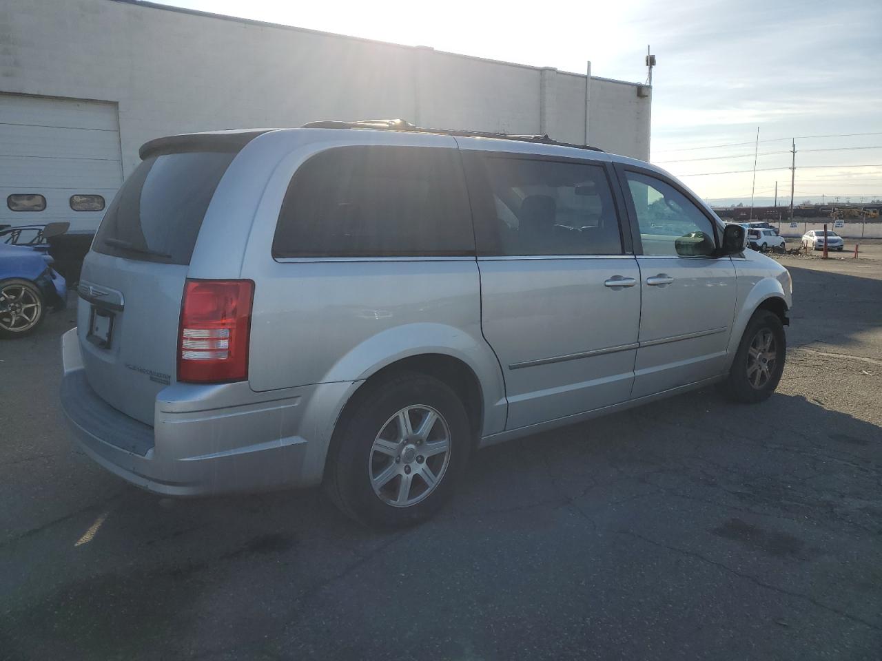 2009 Chrysler Town & Country - Image 3