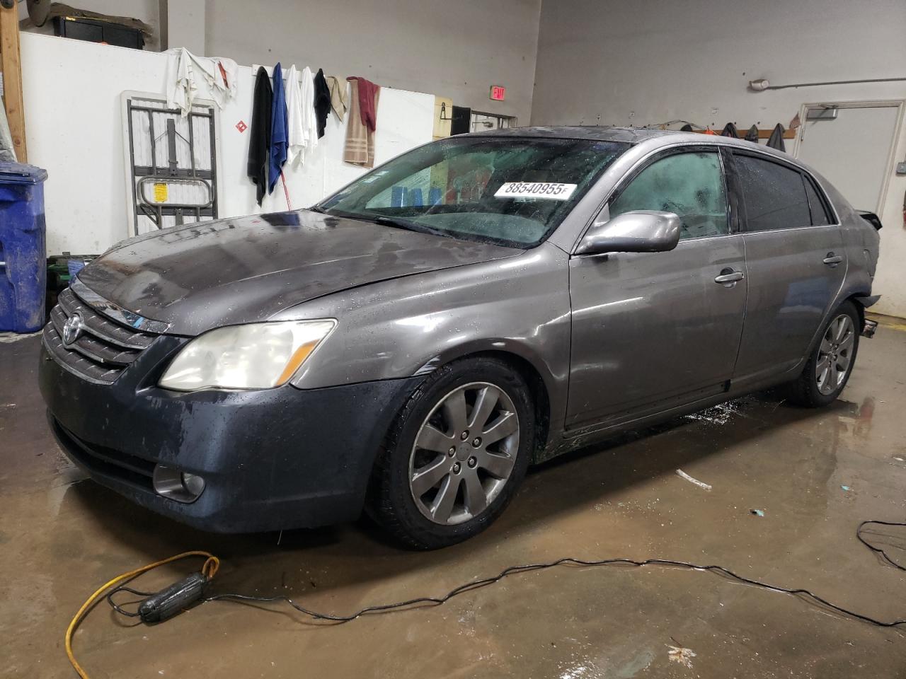 2005 Toyota Avalon - Image 1