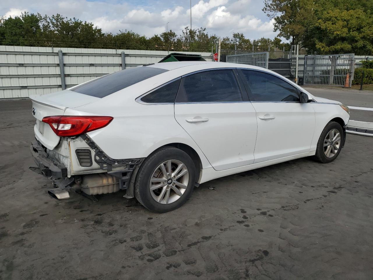 2016 Hyundai Sonata - Image 3