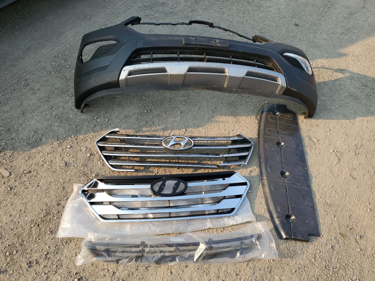 2016 Hyundai Santa Fe - Image 13