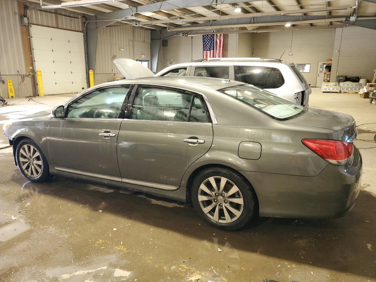 2011 Toyota Avalon - Image 2