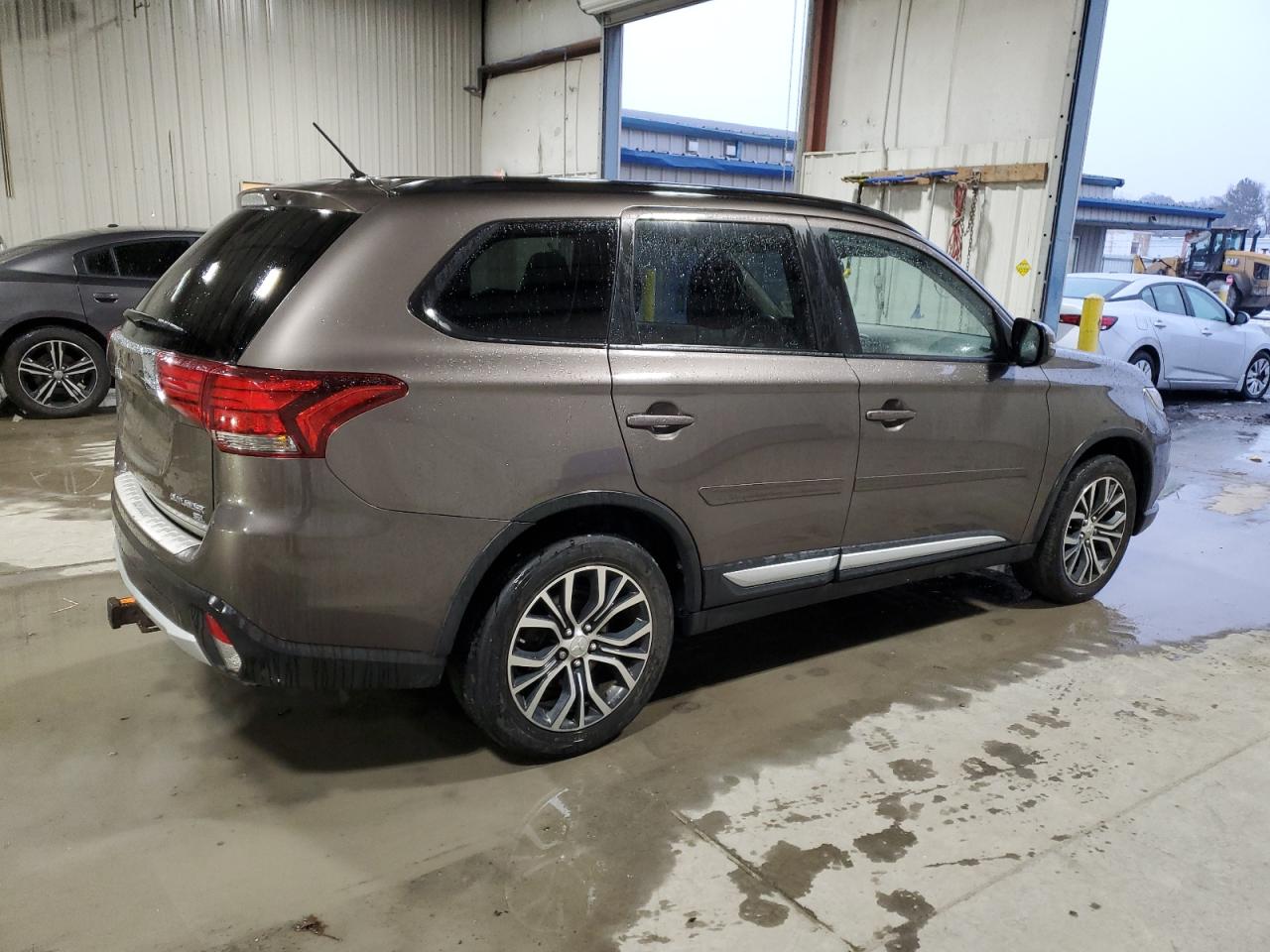2016 Mitsubishi Outlander - Image 3