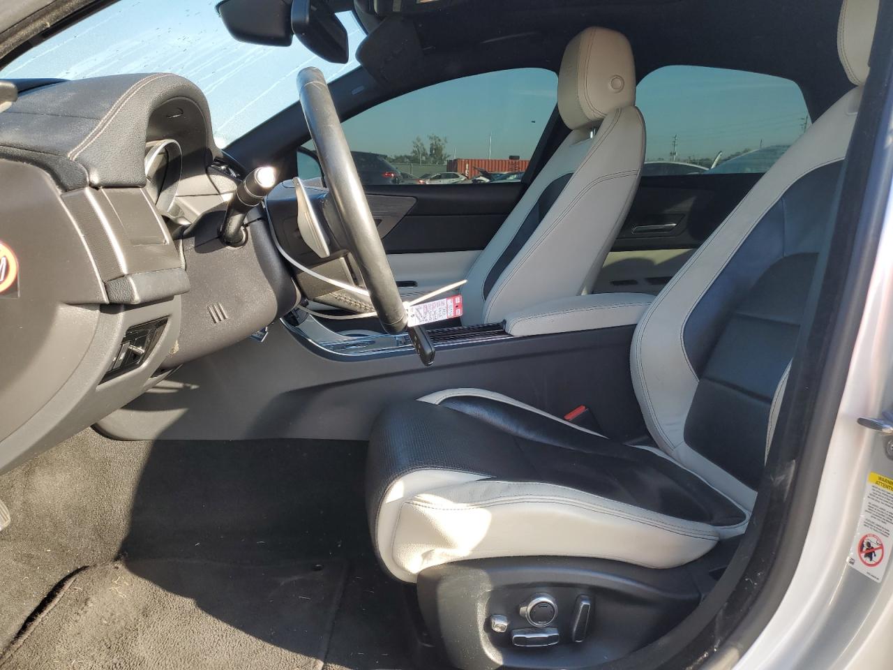 2016 Jaguar XF - Image 7