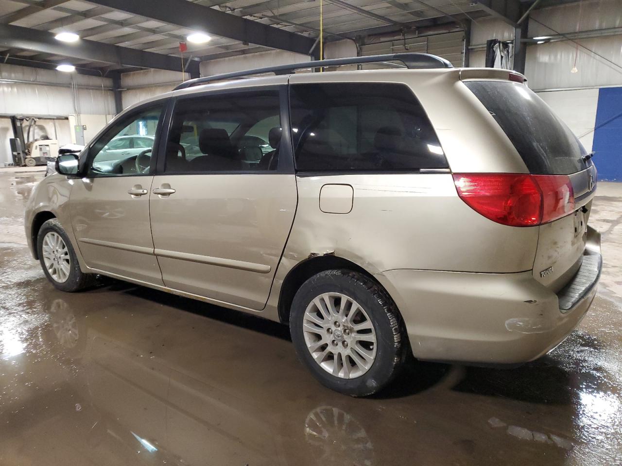 2008 Toyota Sienna - Image 2