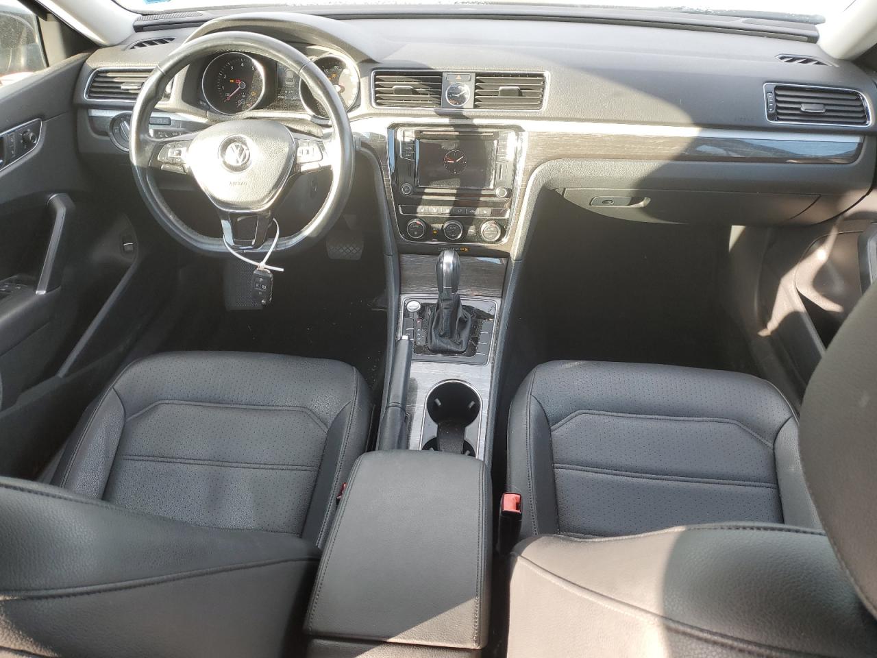 2017 Volkswagen Passat - Image 8