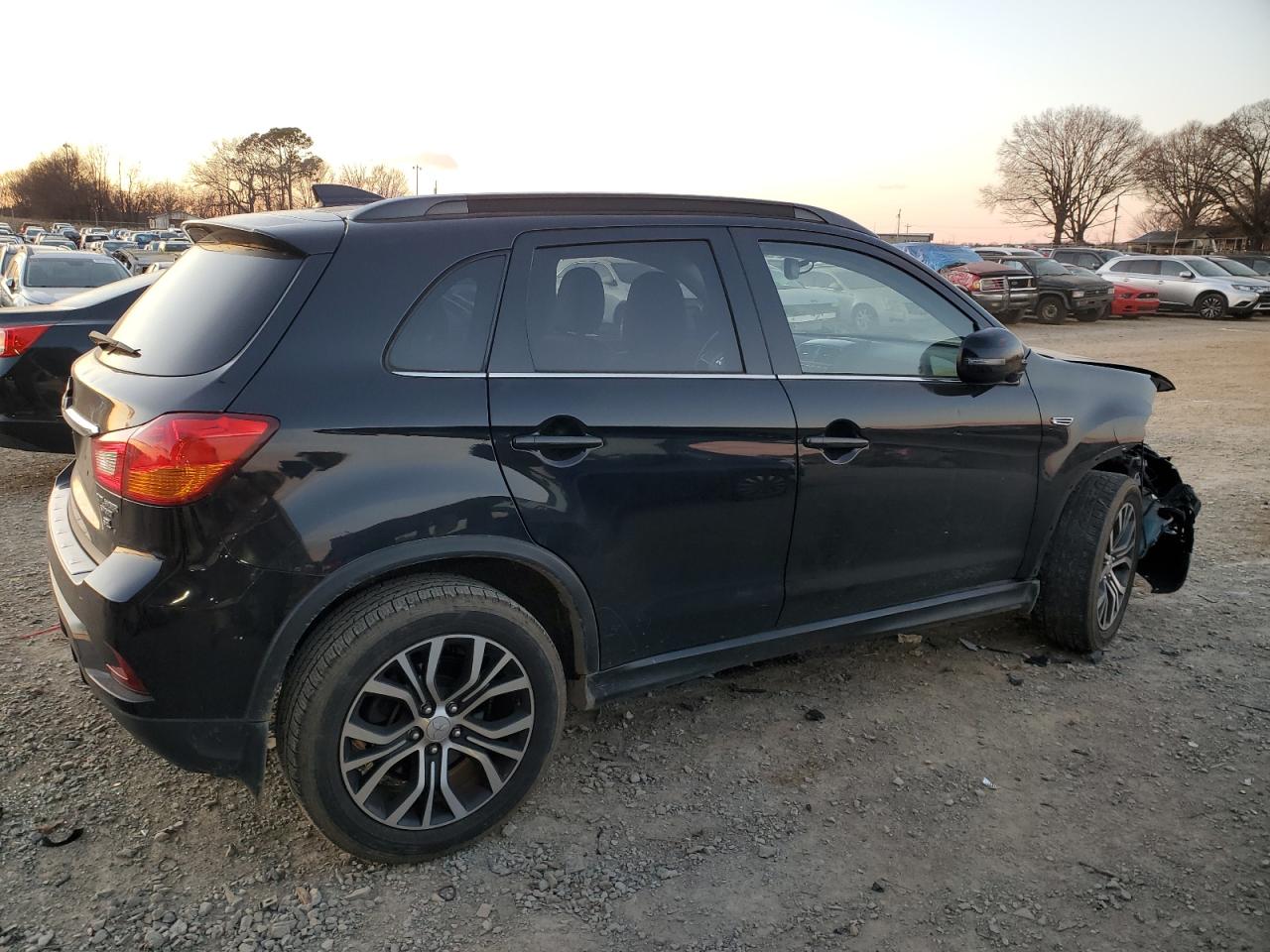 2018 Mitsubishi Outlander - Image 3