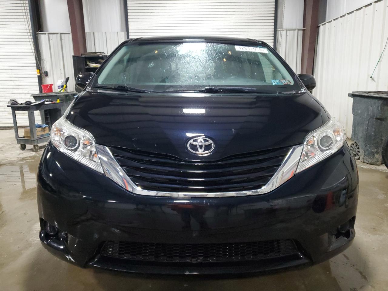 2017 Toyota Sienna - Image 5
