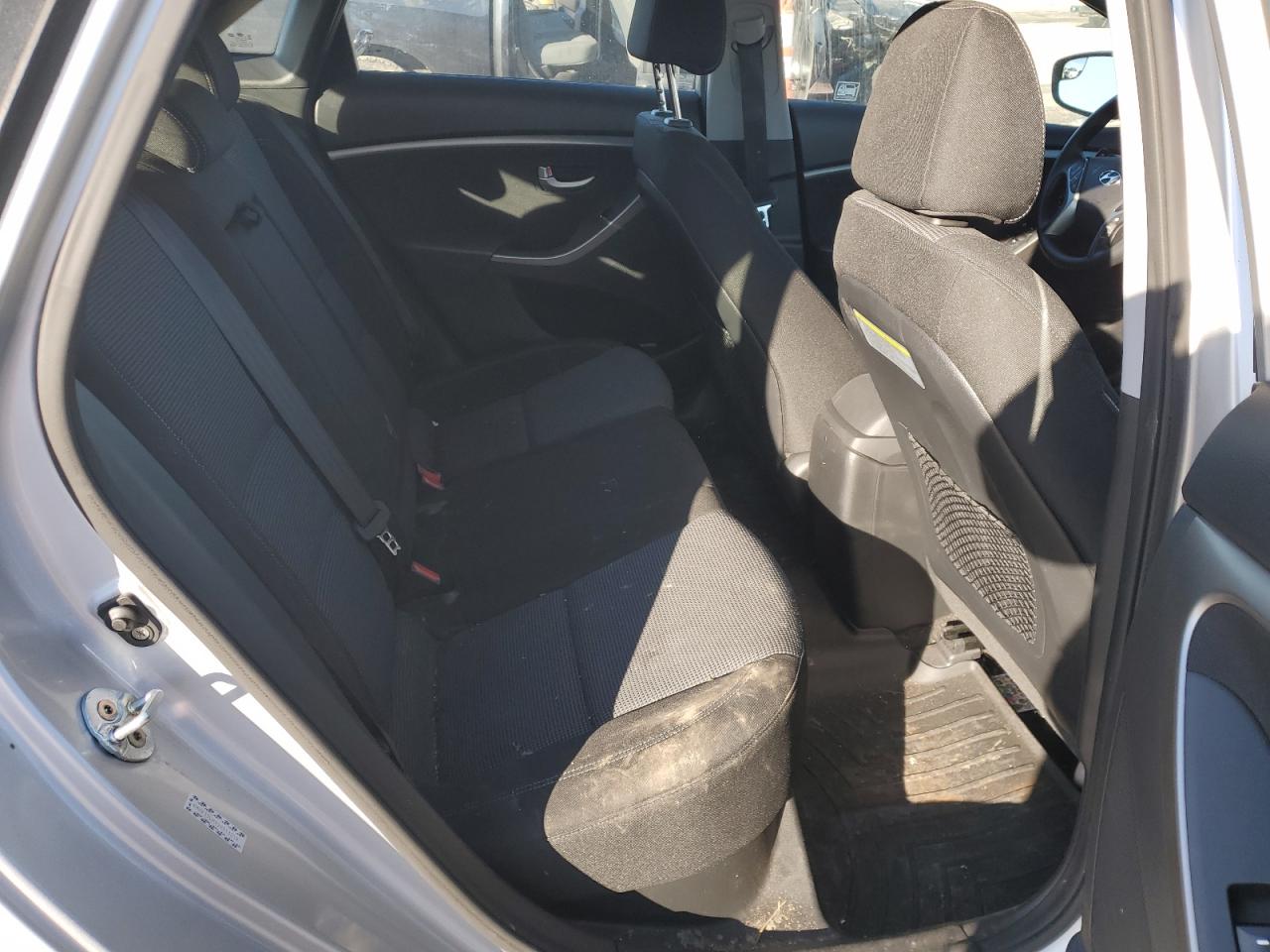 2016 Hyundai Elantra - Image 11