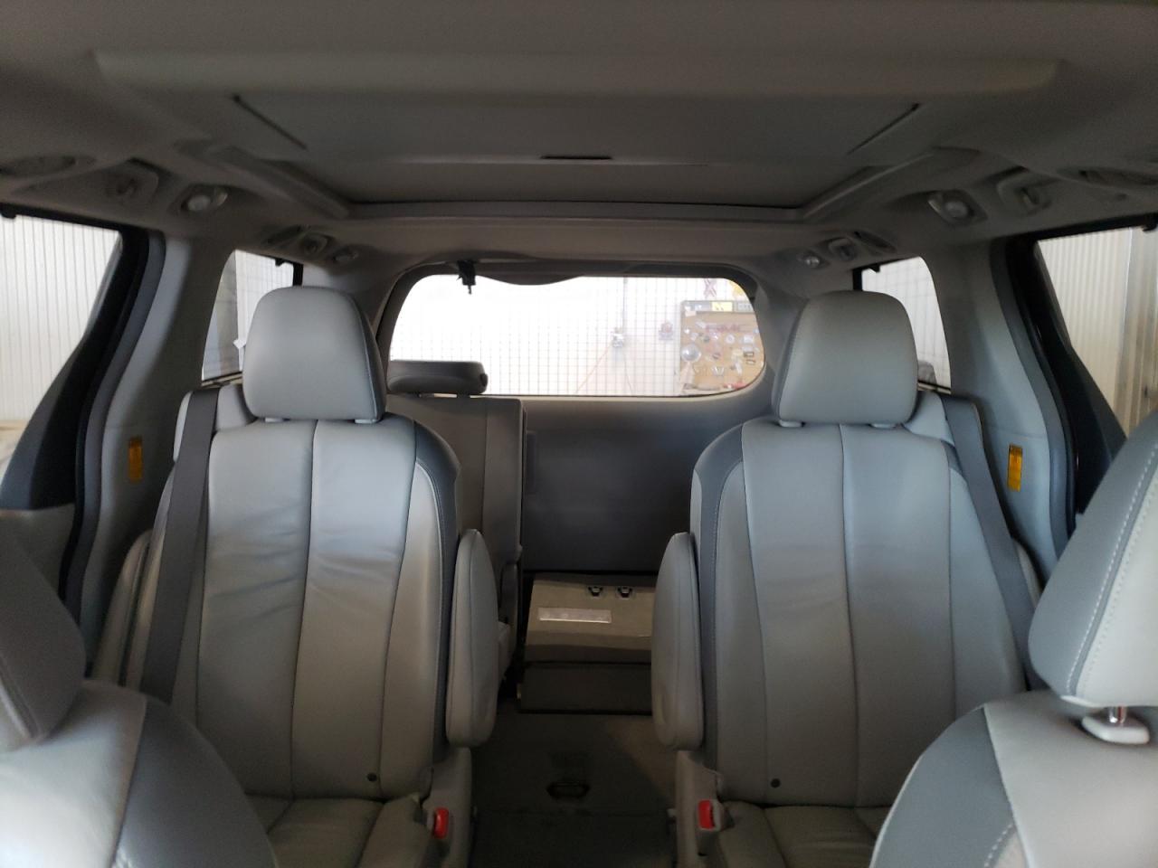 2013 Toyota Sienna - Image 10