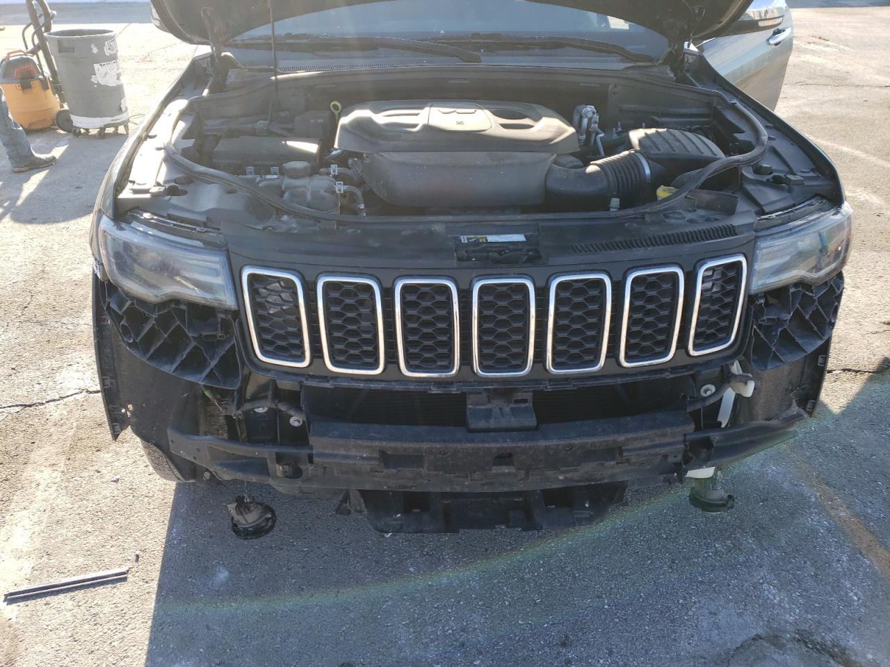 2017 Jeep Grand Cherokee - Image 12