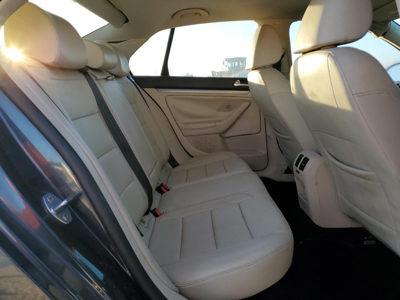 2010 Volkswagen Jetta - Image 10