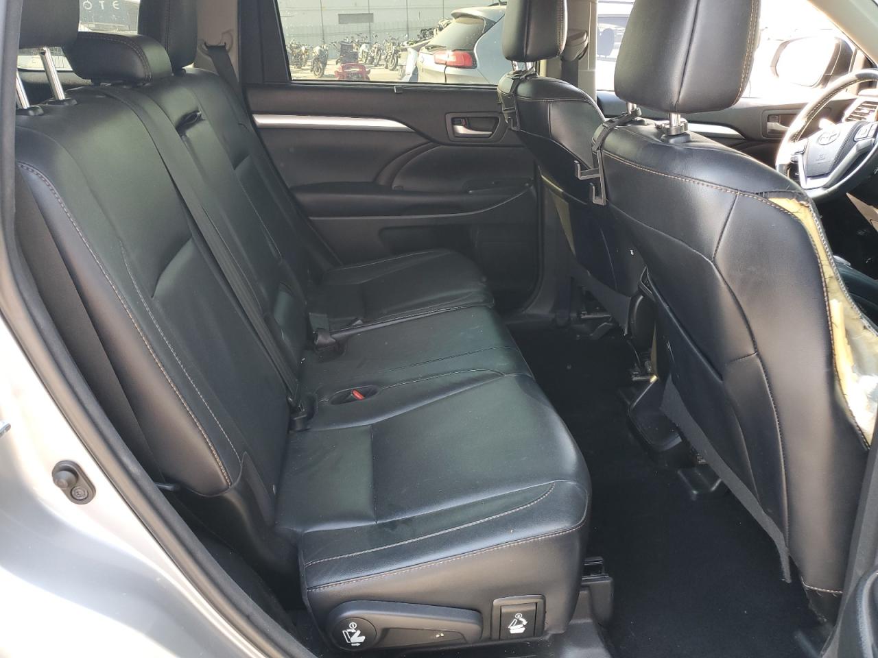 2016 Toyota Highlander - Image 11