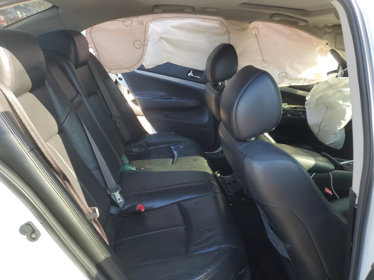 2015 Infiniti Q40 - Image 10
