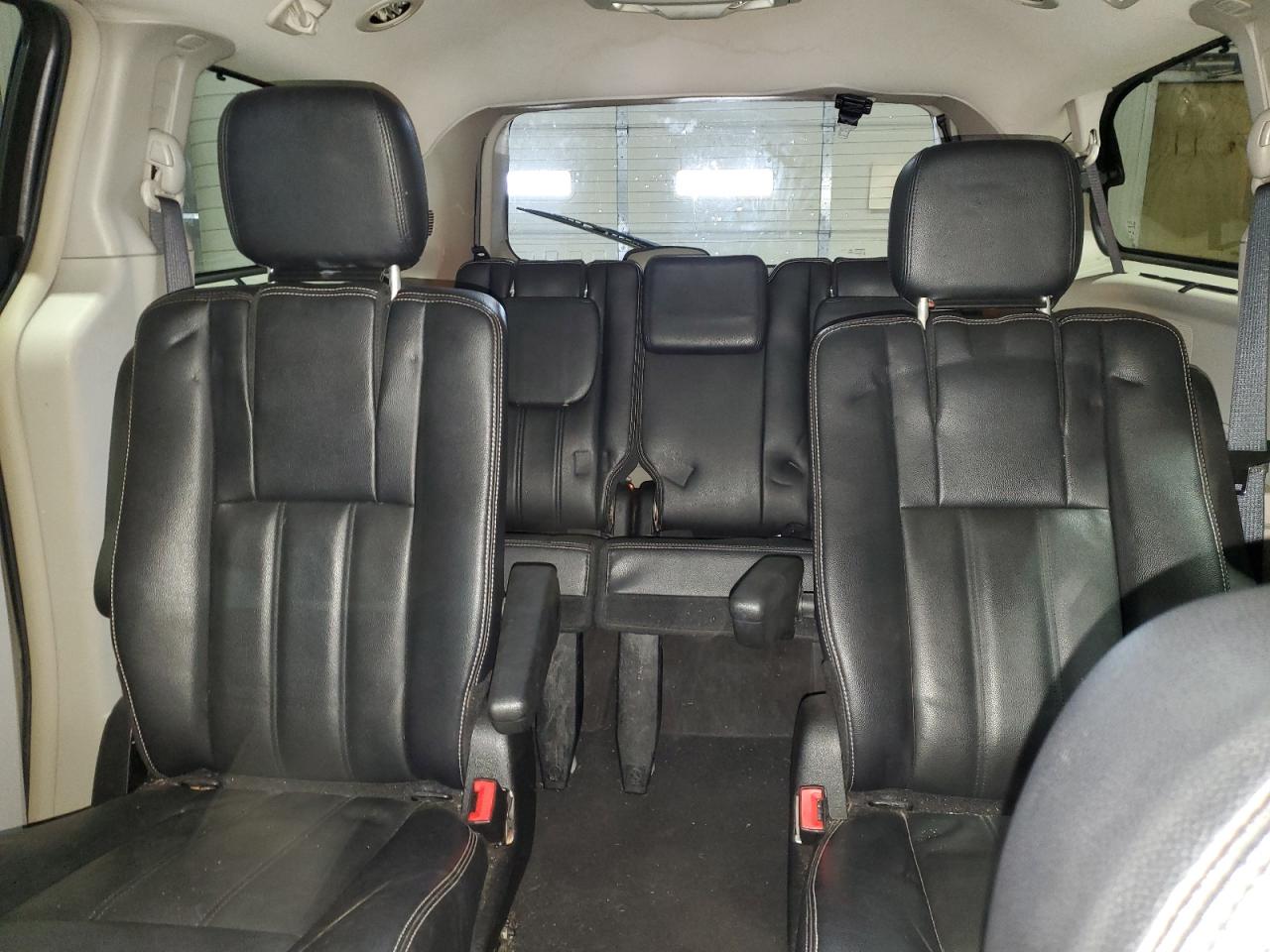 2015 Chrysler Town & Country - Image 10