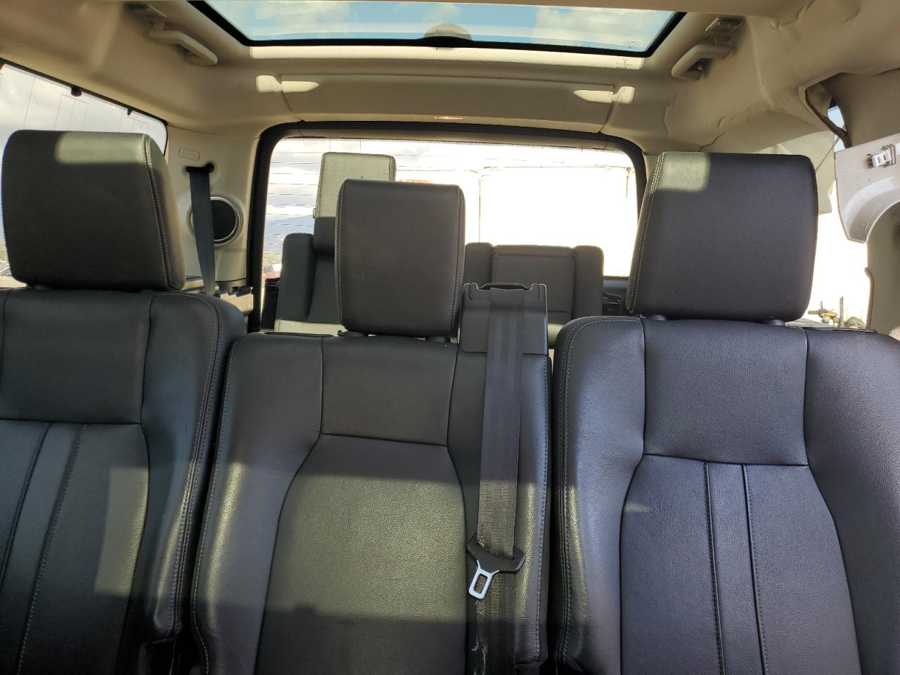 2016 Land Rover LR4 - Image 10
