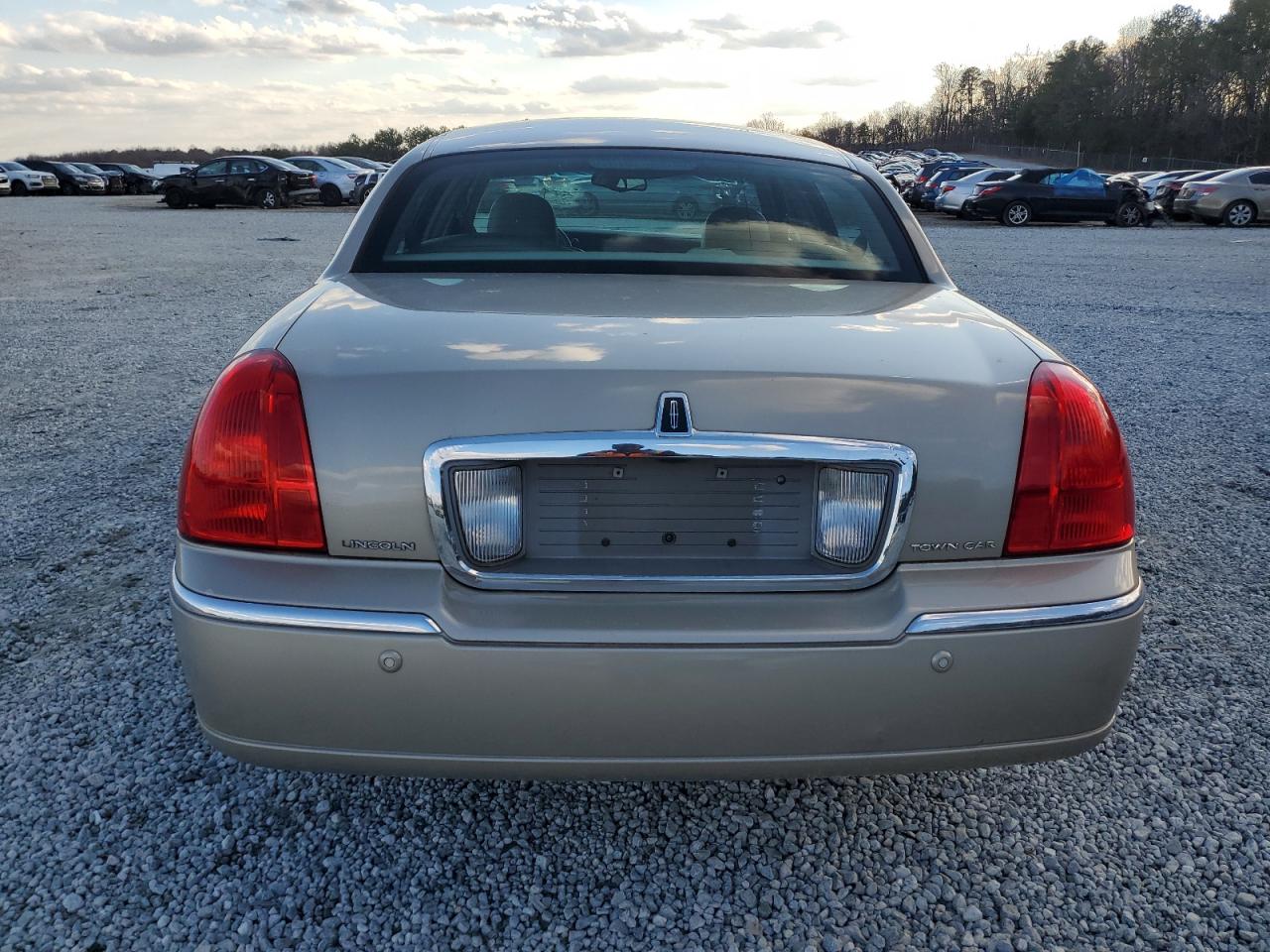 2004 Lincoln Continental - Image 6