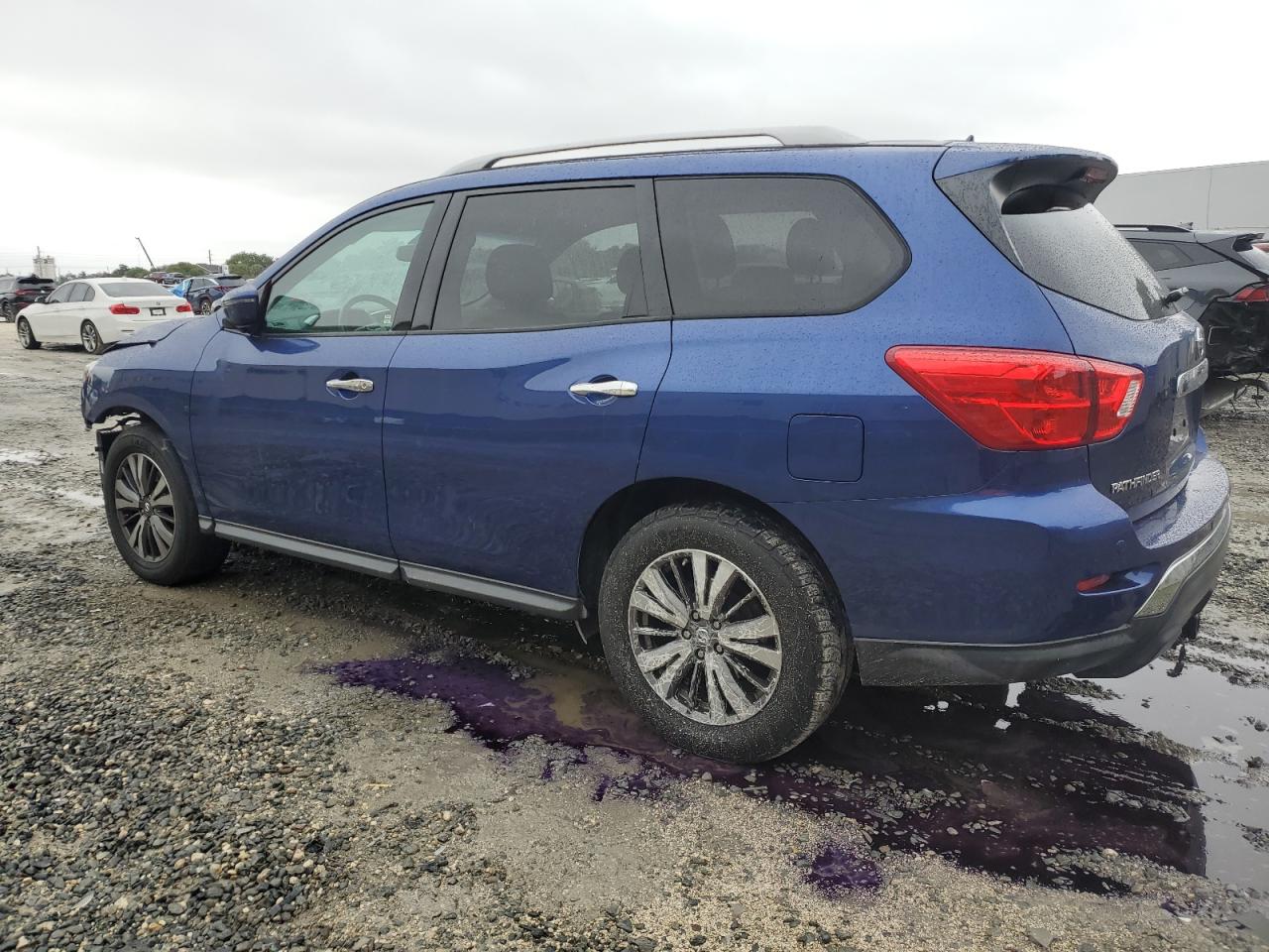 2017 Nissan Pathfinder - Image 2