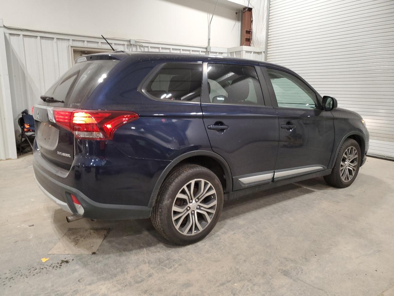 2016 Mitsubishi Outlander - Image 3