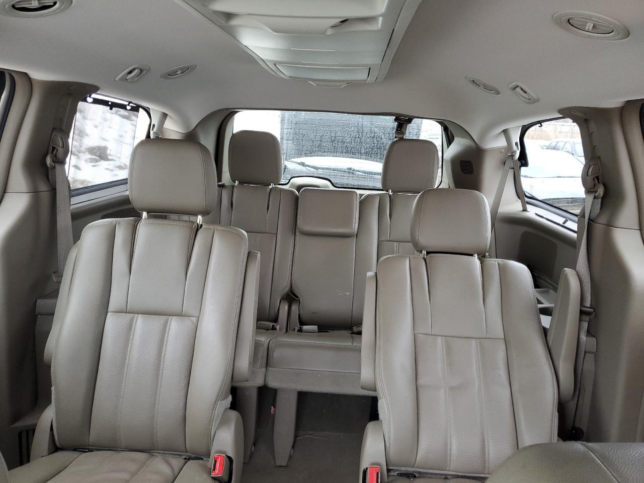 2013 Chrysler Town & Country - Image 10