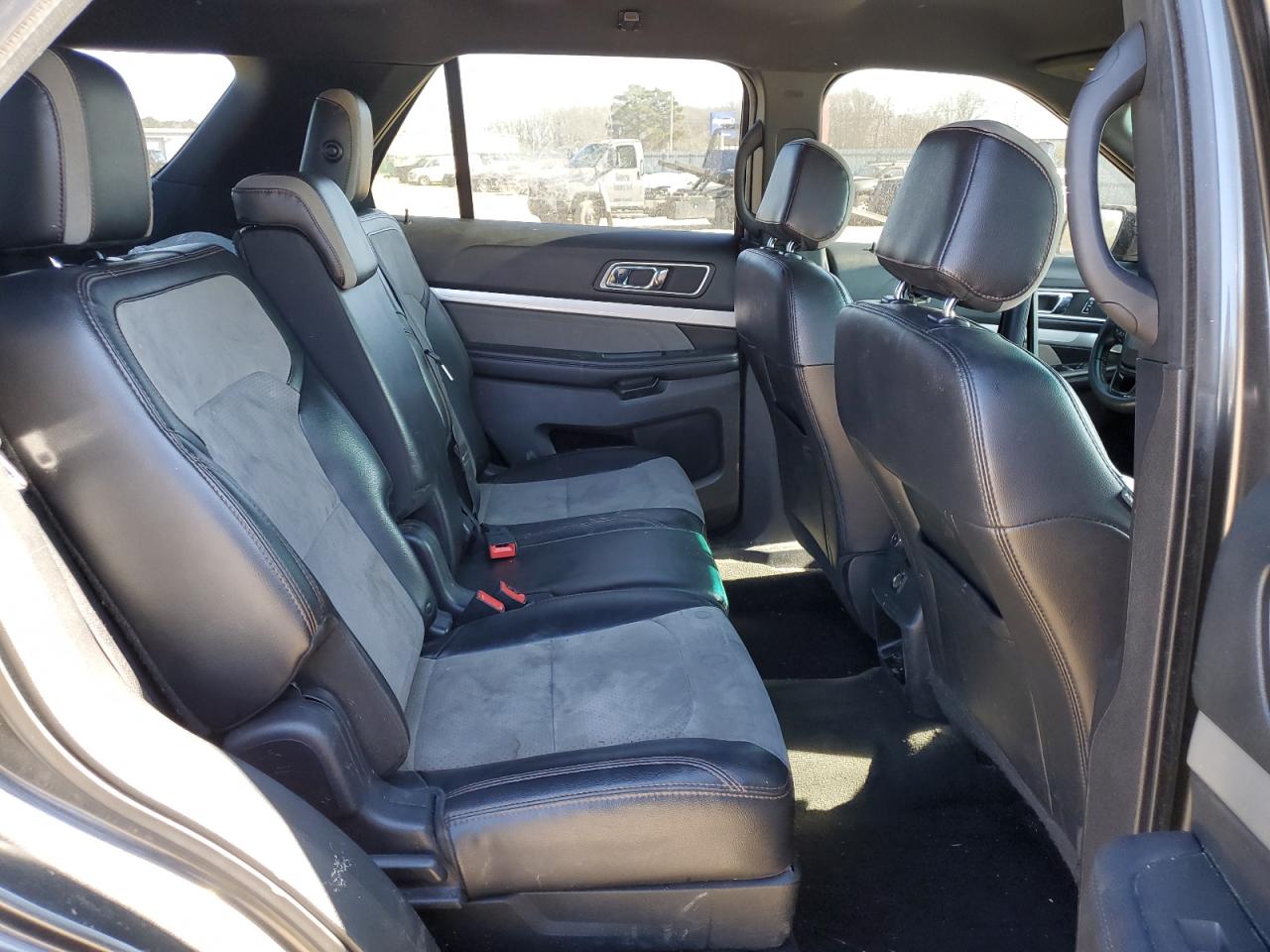 2017 Ford Explorer - Image 11