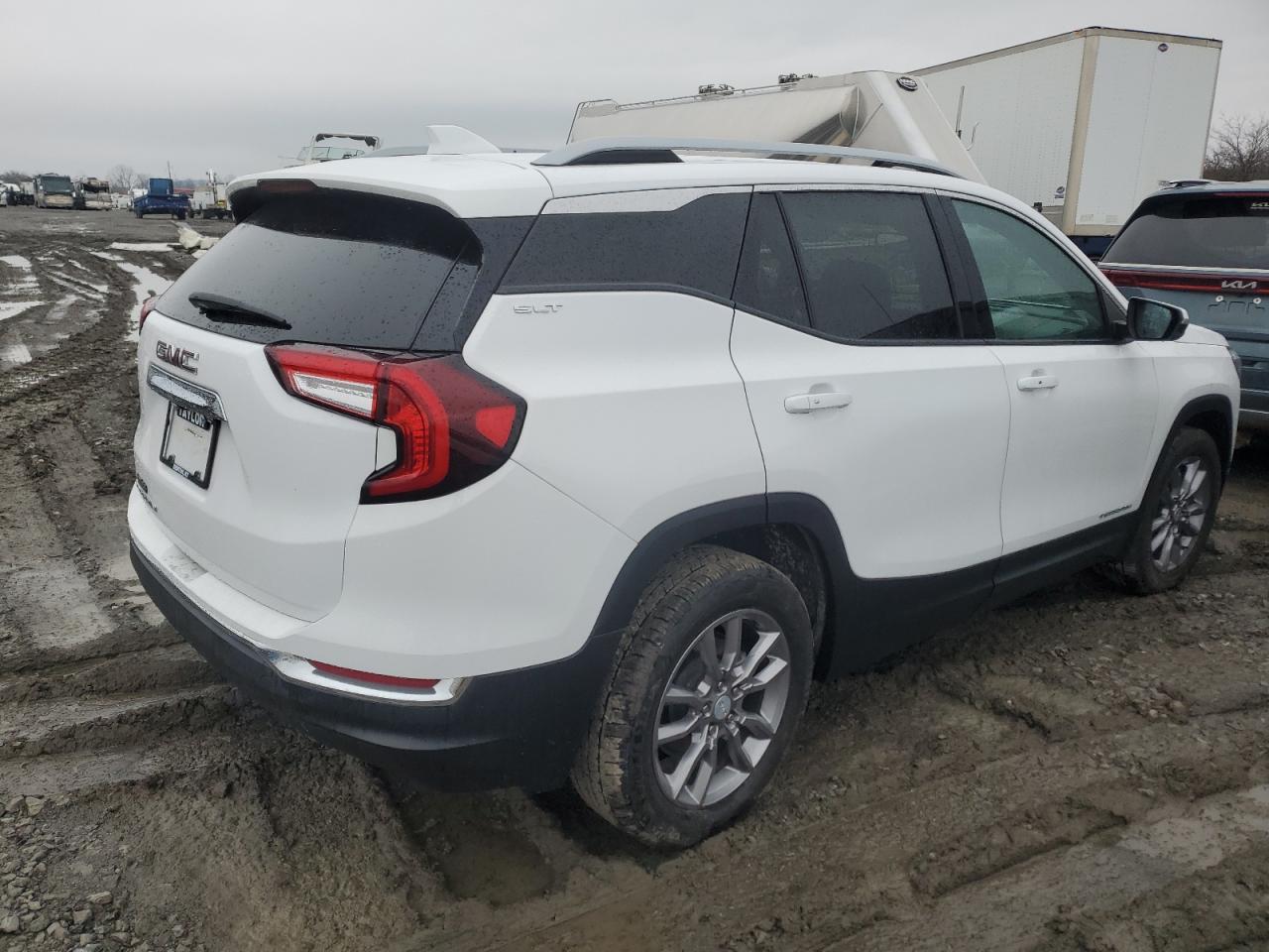 2022 GMC Terrain - Image 3