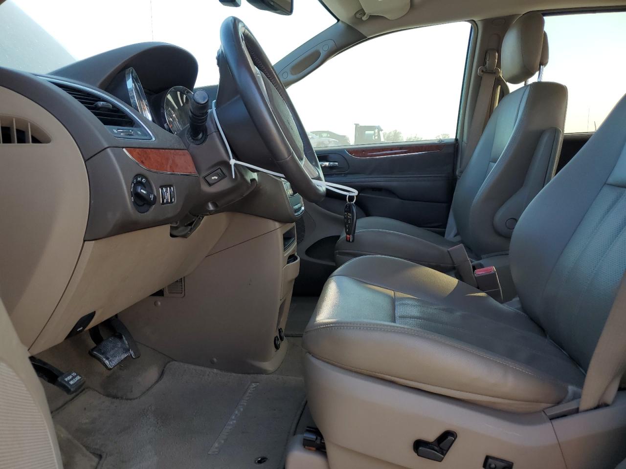 2014 Chrysler Town & Country - Image 7
