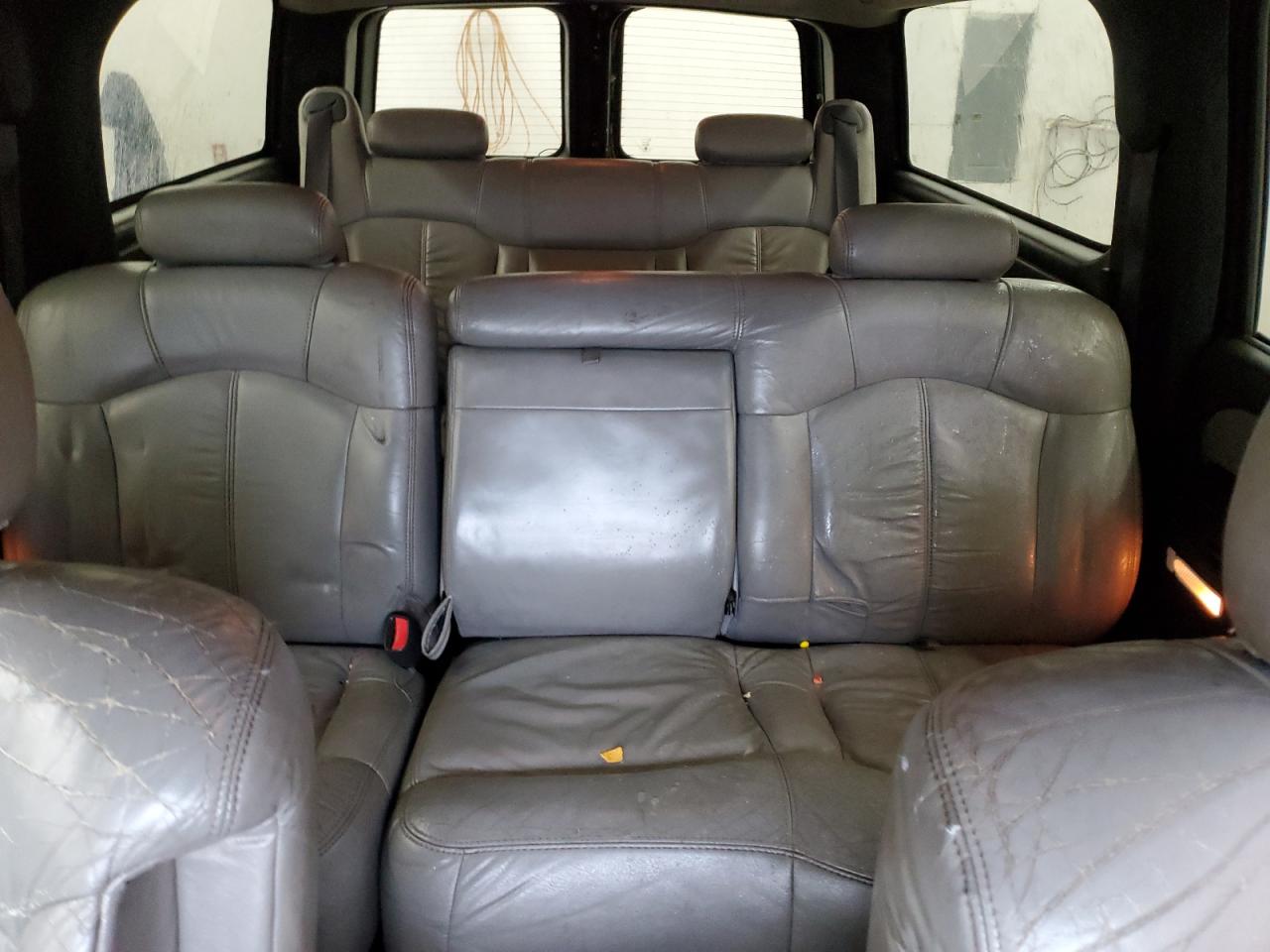 2001 Chevrolet Suburban - Image 10