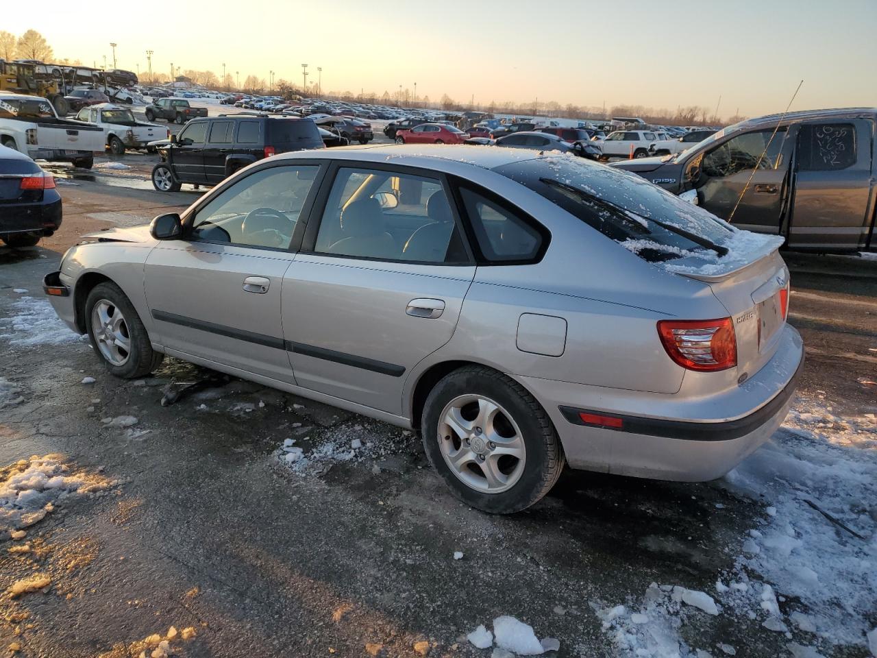 2005 Hyundai Elantra - Image 2