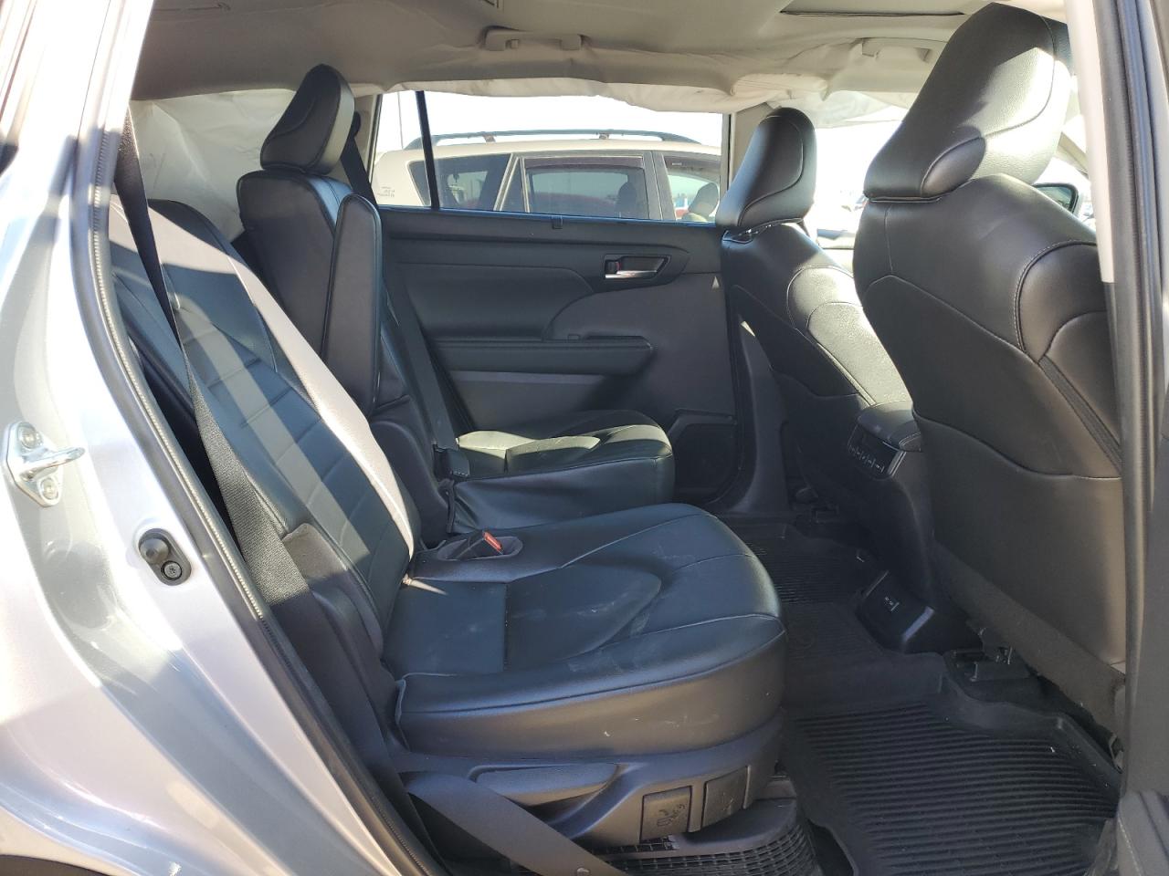 2022 Toyota Highlander - Image 11