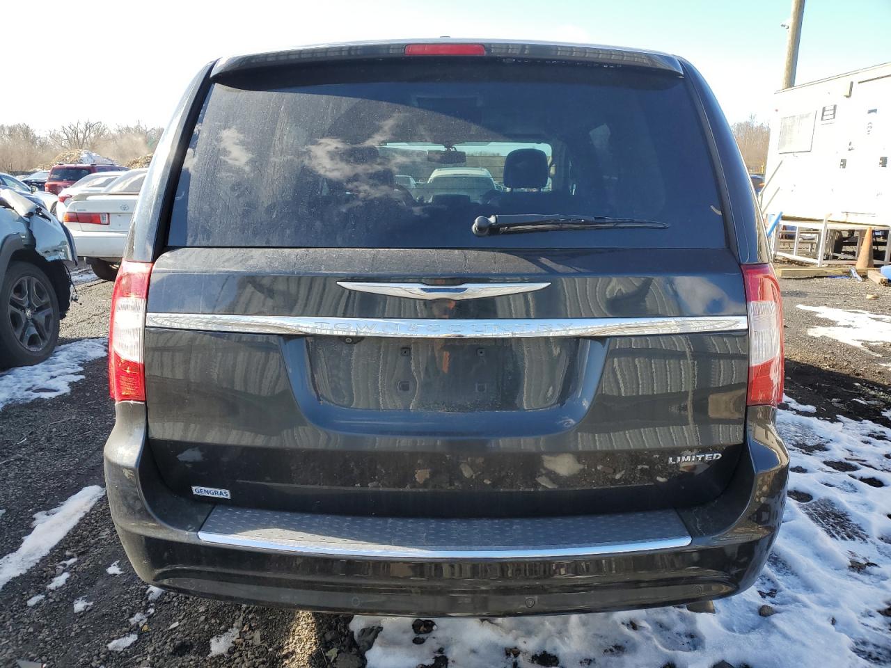 2015 Chrysler Town & Country - Image 6