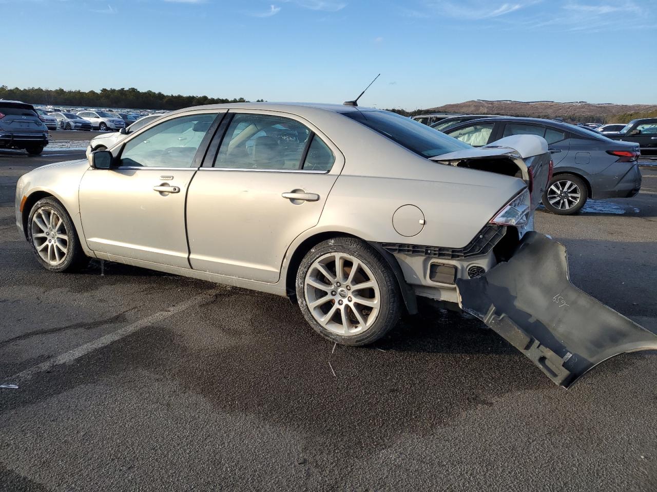 2010 Mercury Milan - Image 2