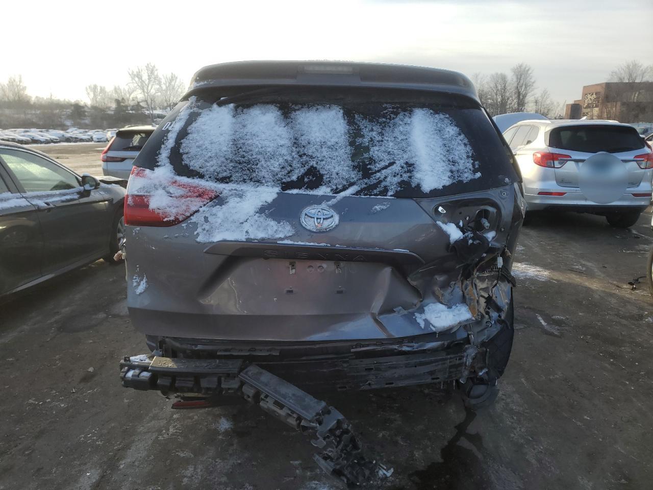 2016 Toyota Sienna - Image 6